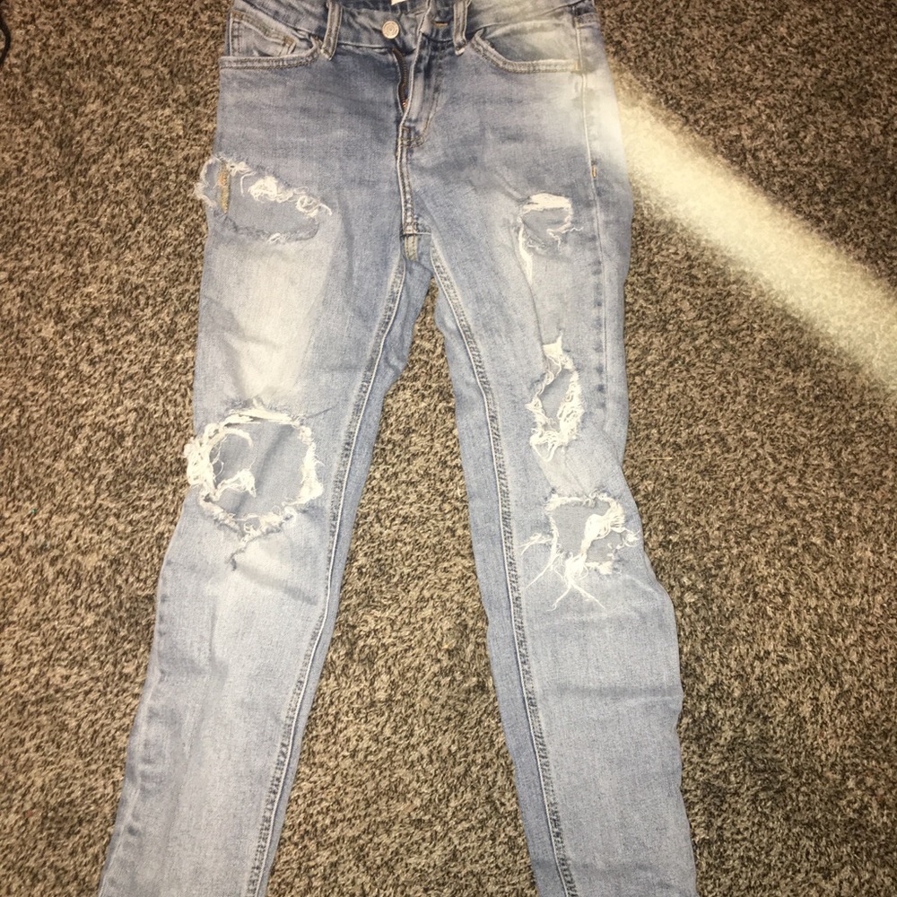 These are low waisted skinny jeans from buckle